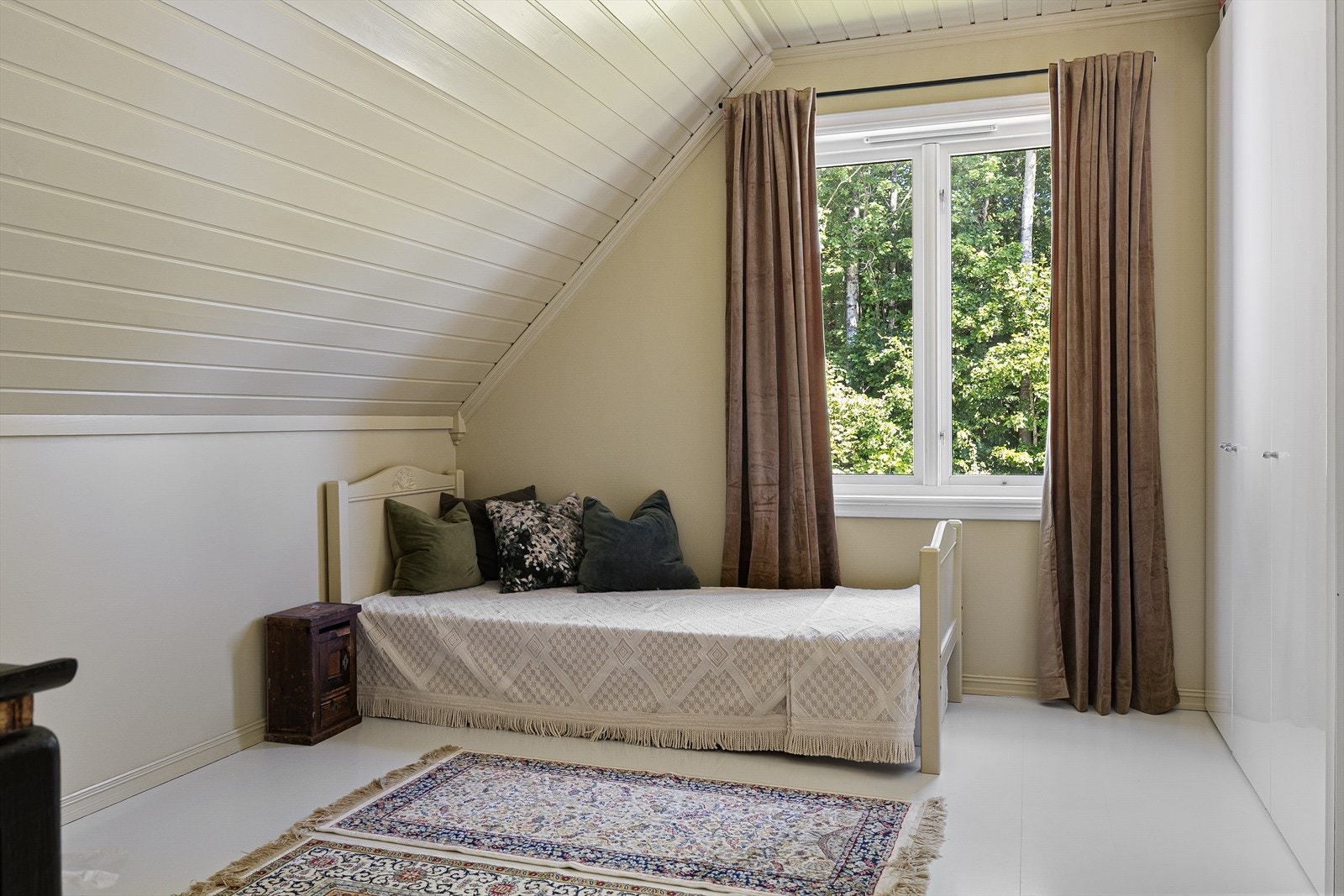 Soverom nr 2 er noe mindre med stort garderobeskap og plass til seng. Galleribilde