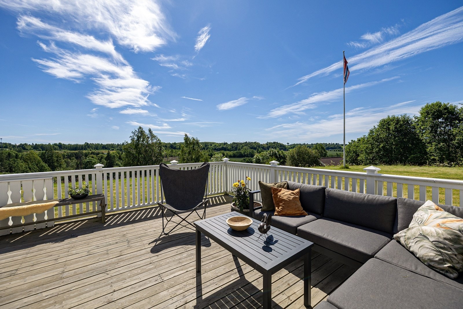 Rolig og fredelig med stor gressplen utenfor. Galleribilde