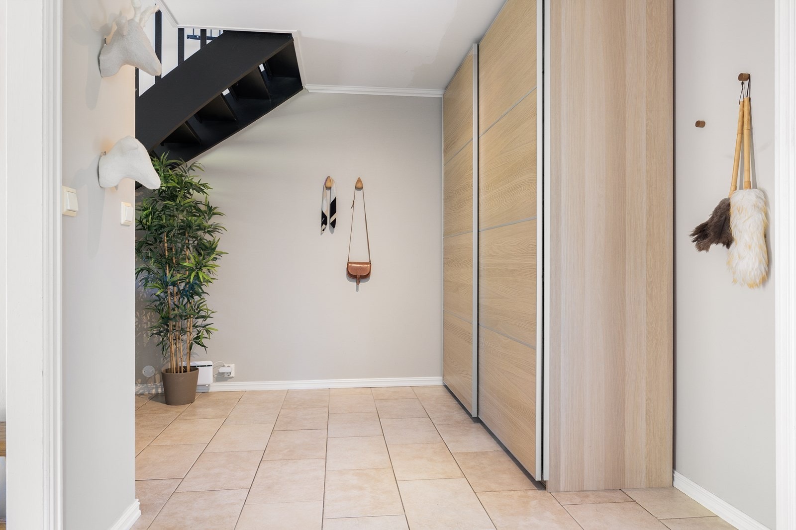 Det er også stor skyvedørsgarderobe med plass til å oppbevare yttertøy. Galleribilde