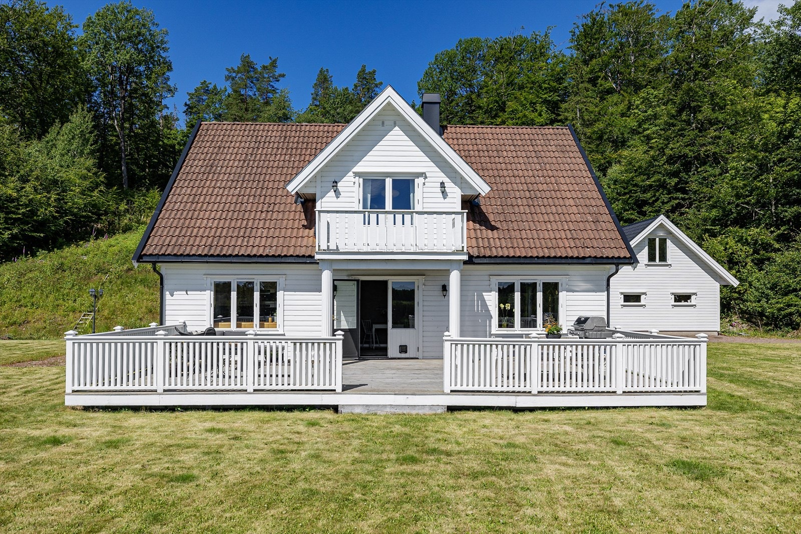 Eiendommen på Skarpeborgeveien 60 er omgitt av et rolig og grønt landskap, med nærhet til skog og jordbruksområder. Galleribilde