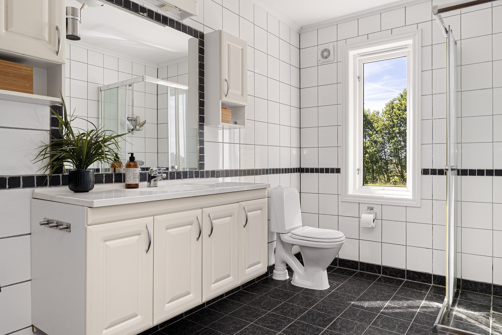 Badet i 1. etasje er helfliset med vannbåren varme. Galleribilde