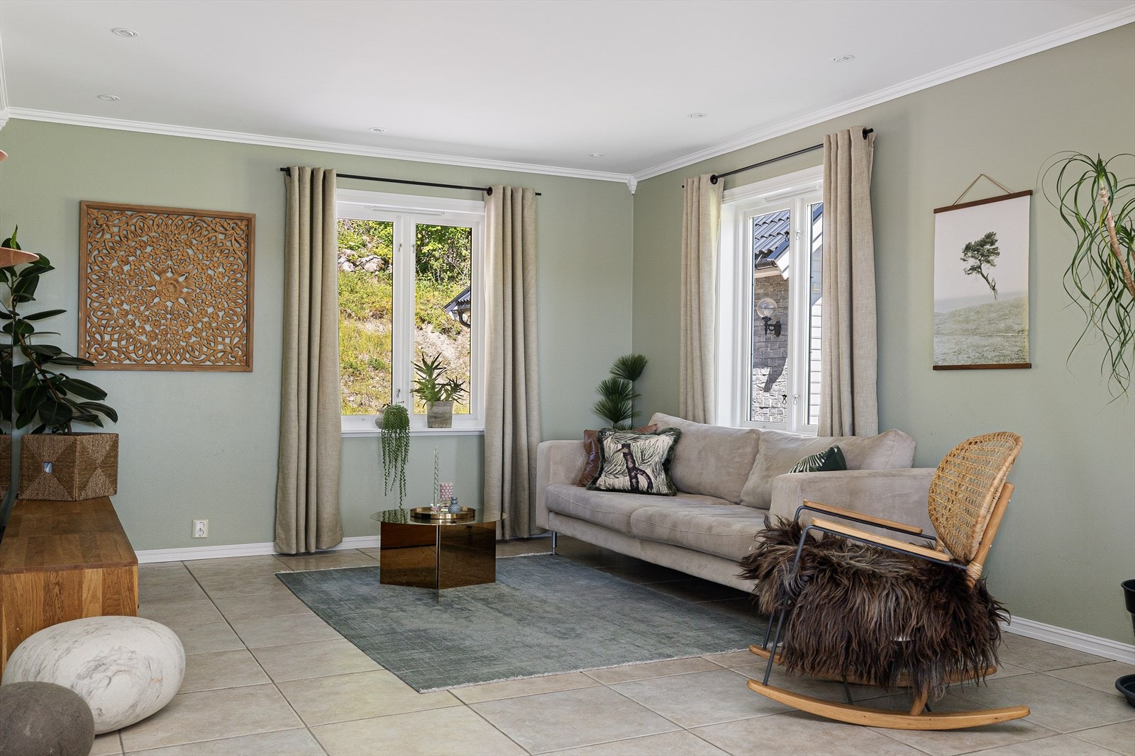 Det er store vindusflater som gir godt med lysinnslipp i stuen. Galleribilde