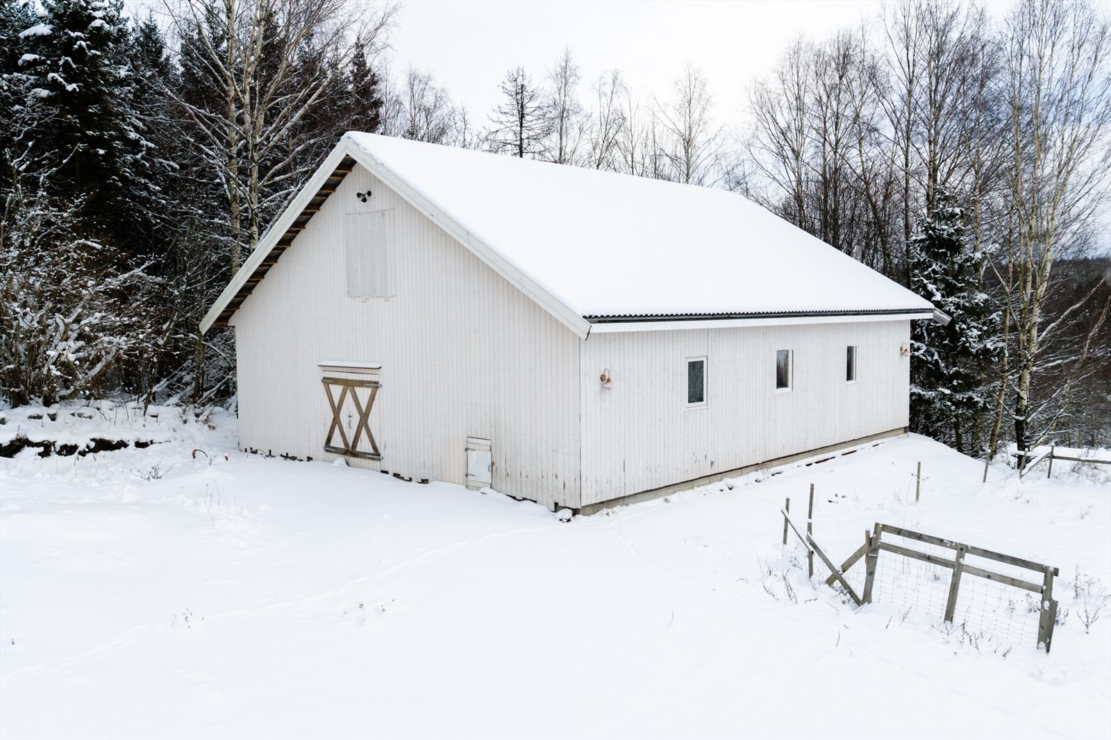 Stallen har 1 boks til geiter (stort rom) og et annet stort rom som var tiltenkt oppbevaring av kraftfor og evt salrom til hest. Det er lagt opp vaskeplass til dyr på andre siden av stallen med rist. Overflødig vann kan renne Galleribilde