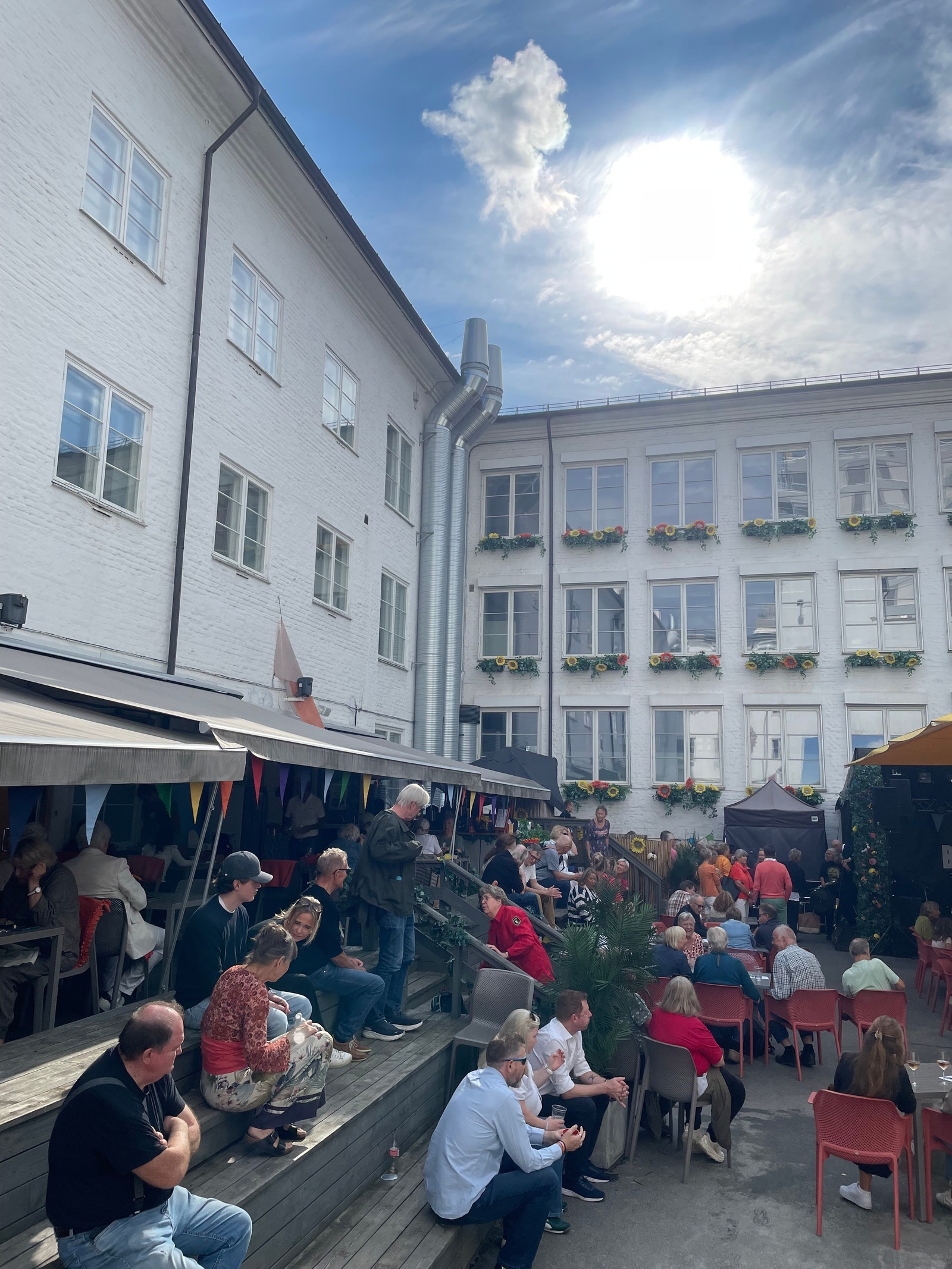 I BAKgården holdes det ofte arrangementer og konserter Galleribilde