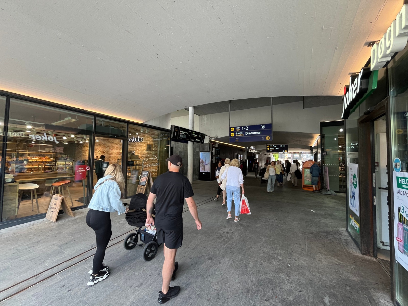 Kort vei til Sandvika stasjon og dets brede kollektivnettverk Galleribilde