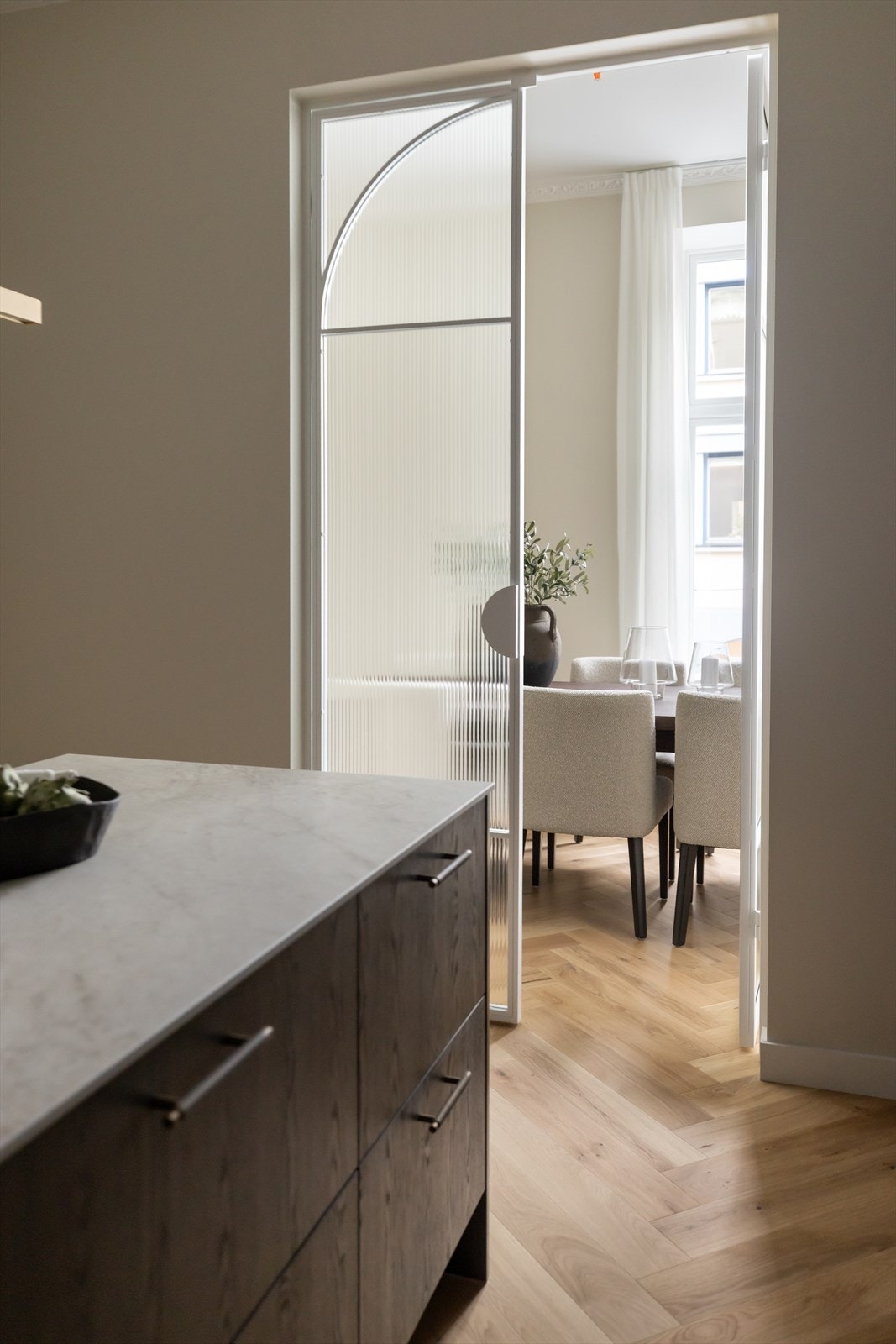 Legg merke til de rålekre dørene i hvitlakkert metall og rillet/blurret glass. Galleribilde