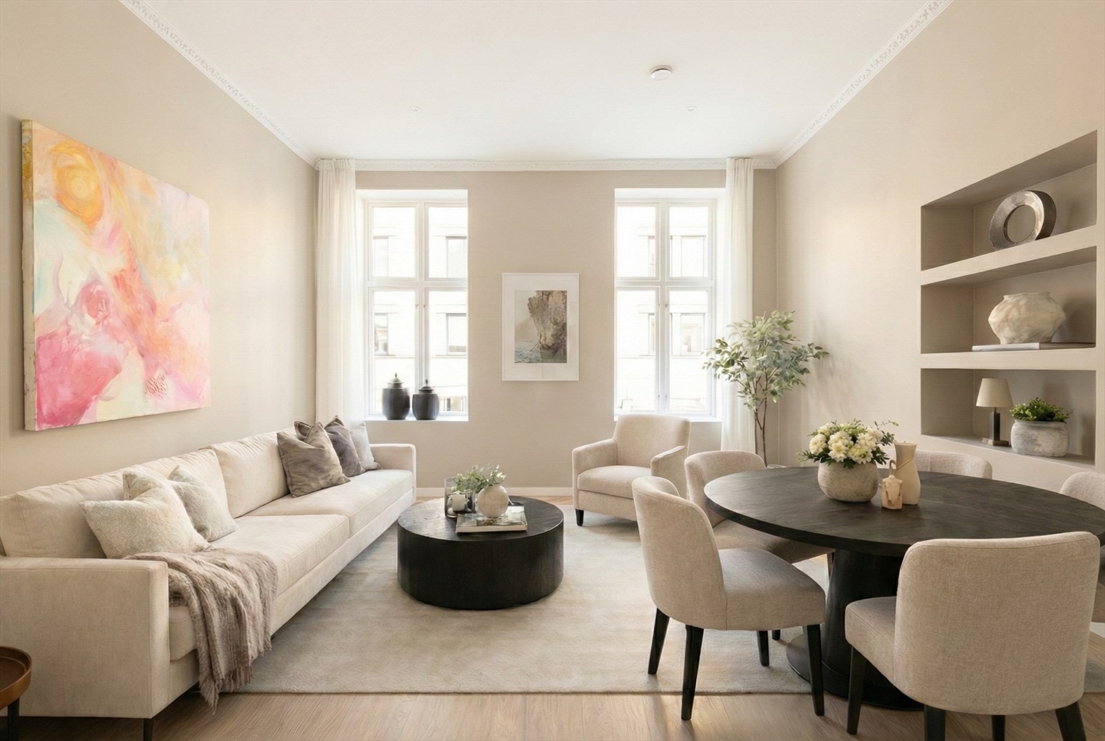 Stor og lys stue med god plass til skikkelig sittegruppe. Galleribilde