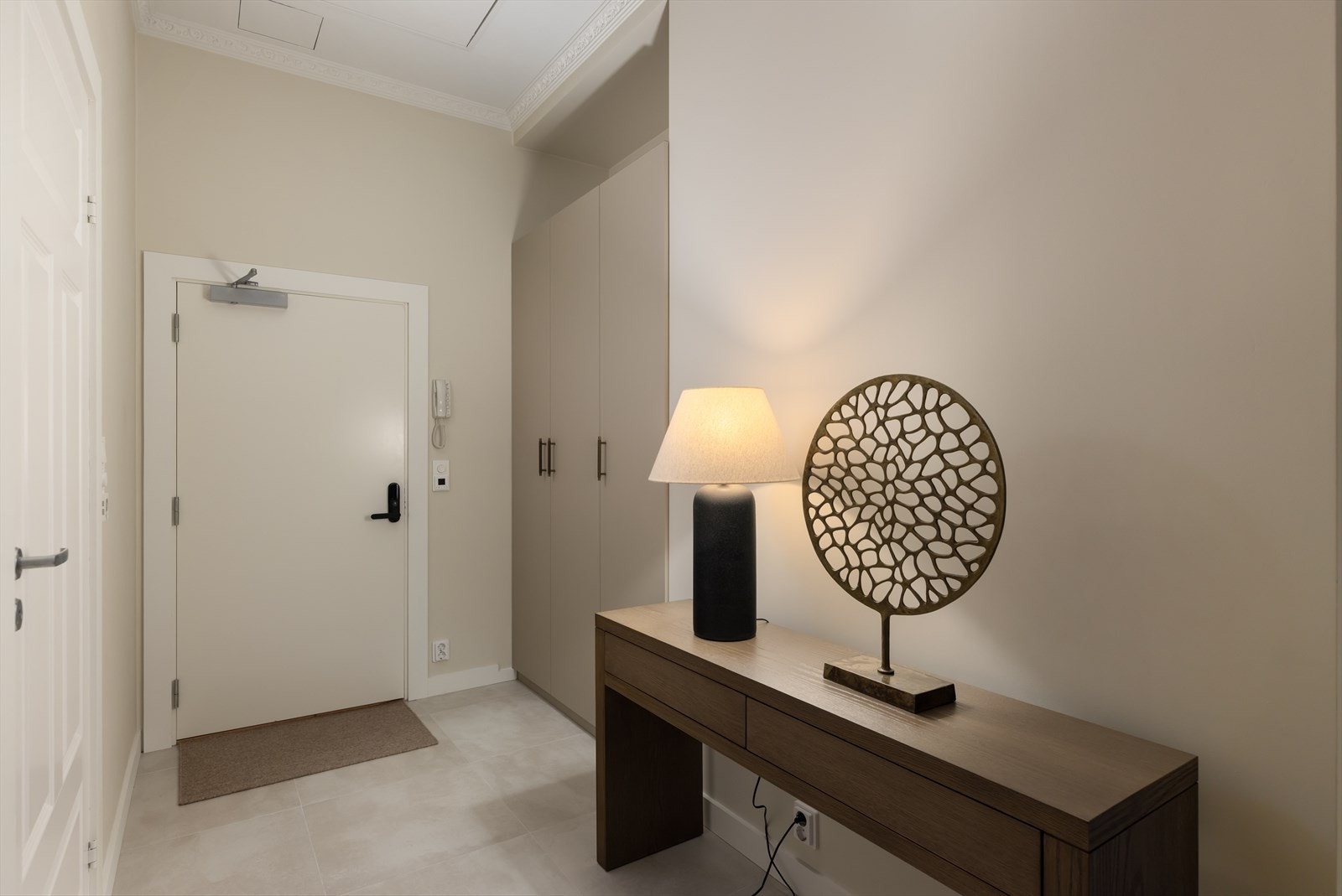 Praktisk entré ,ed stor garderobeløsning innfelt. Galleribilde