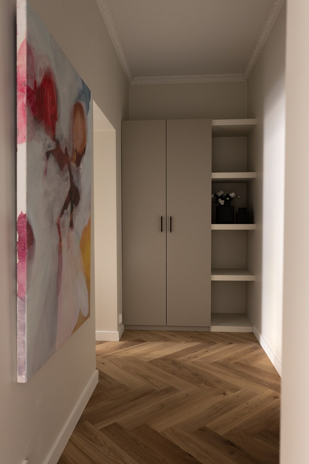 Enda mer garderobeskap og hyller i mellomgang mot kjøkken. Galleribilde