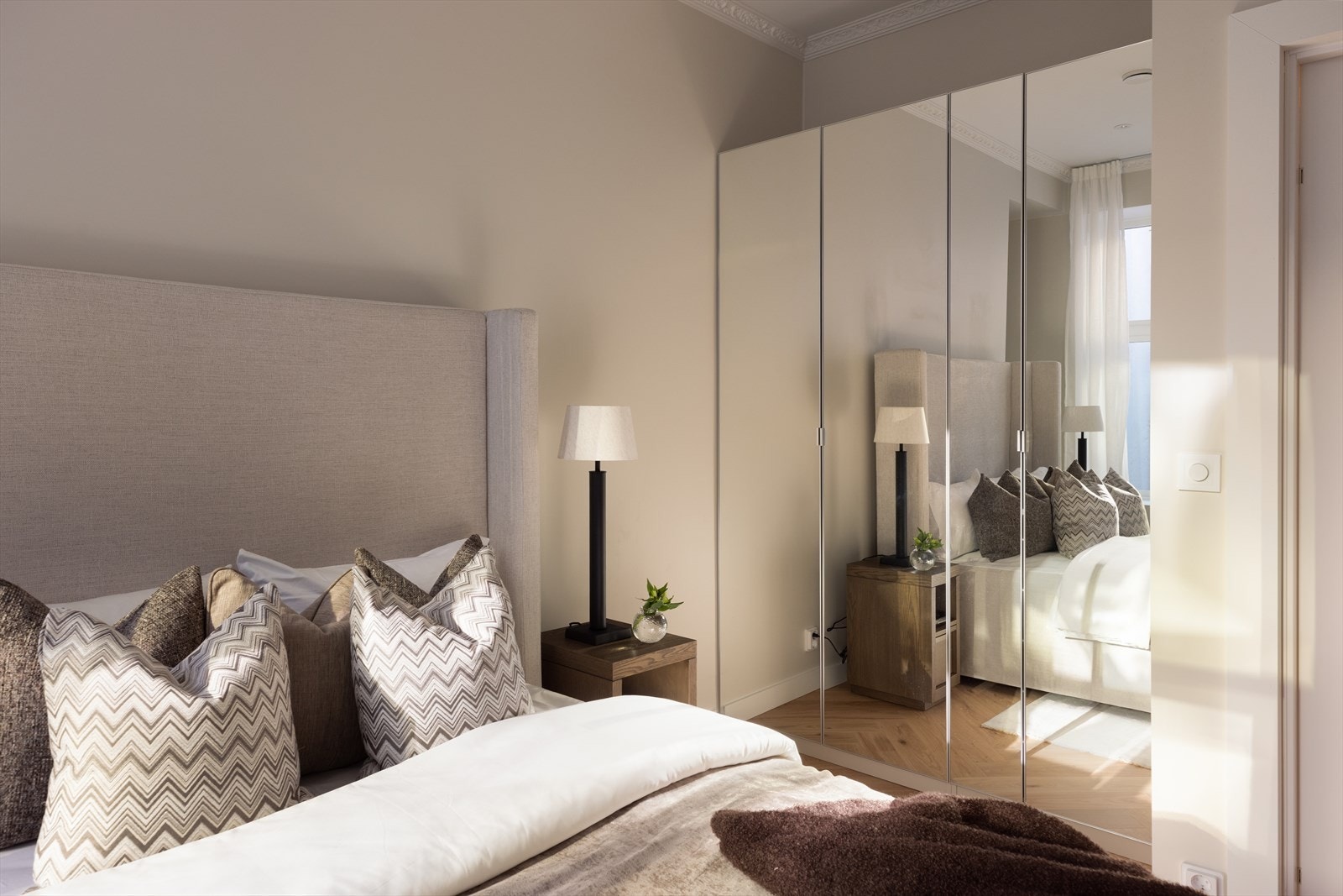 Romslig garderobeløsning med fronter i speil. Galleribilde