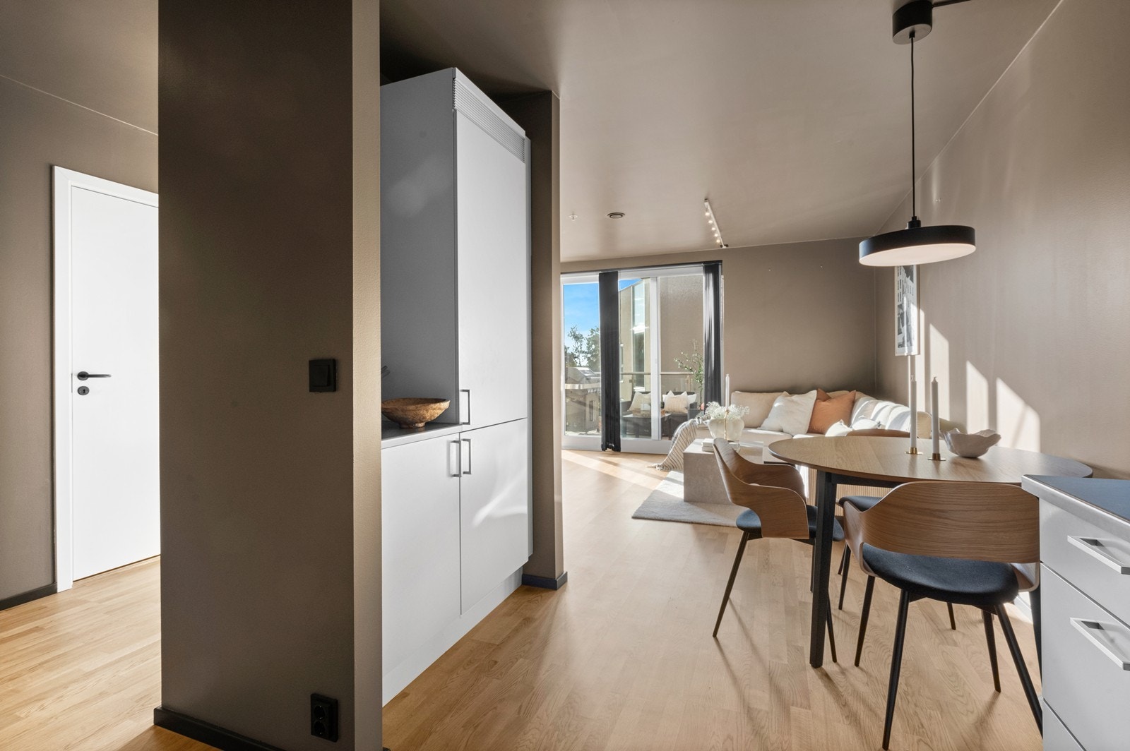 Åpen stue og kjøkken løsning gir en god romfølelse. Galleribilde