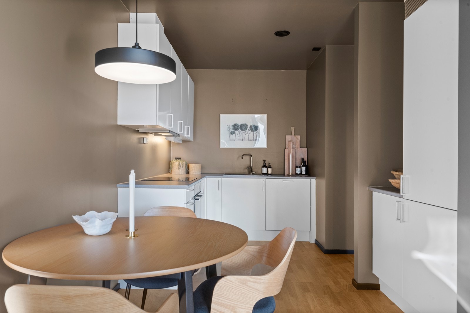 God plass til en spisegruppe i tilknytning til kjøkkenet. Galleribilde