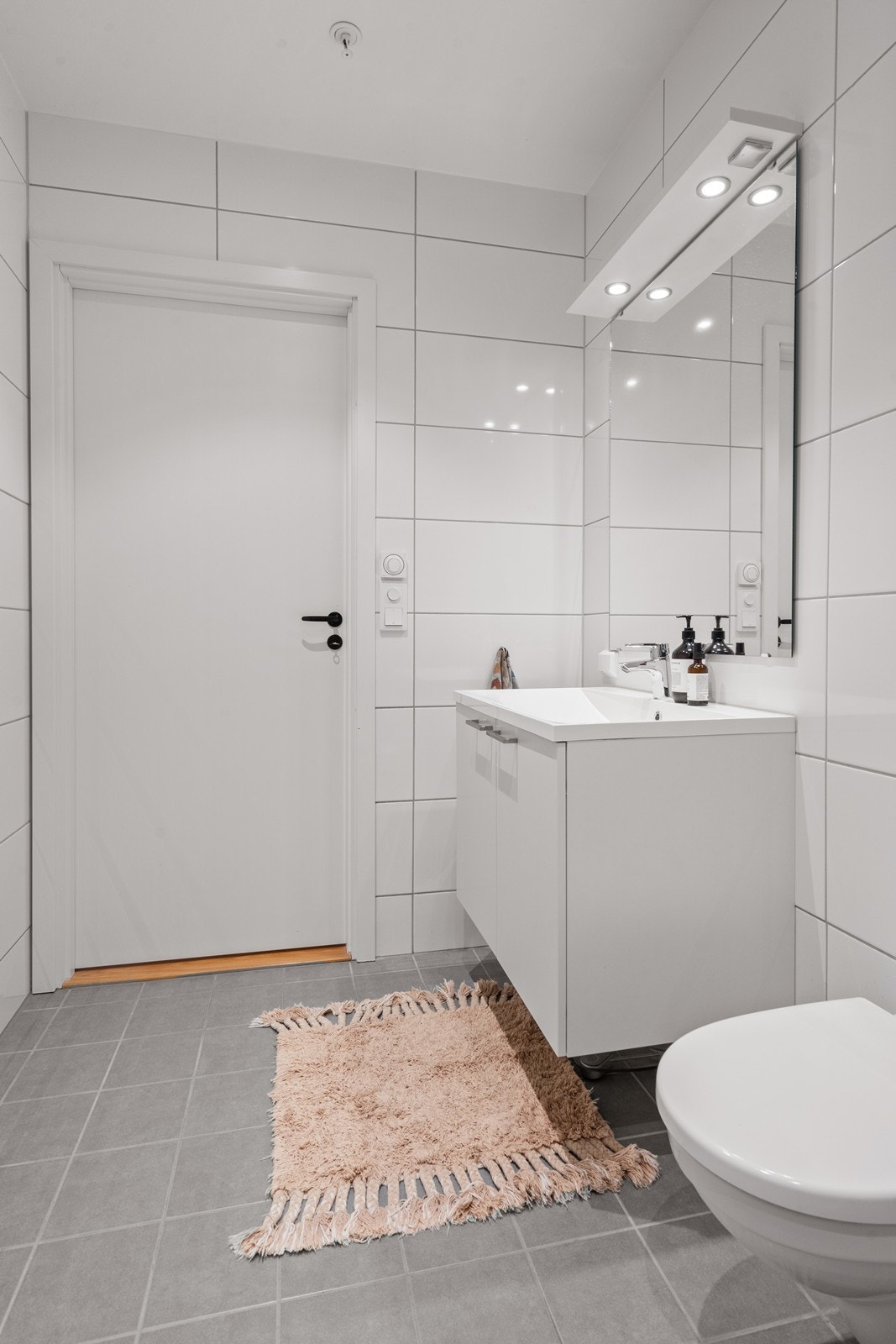 Pent flislagt bad med varme i gulv. Galleribilde