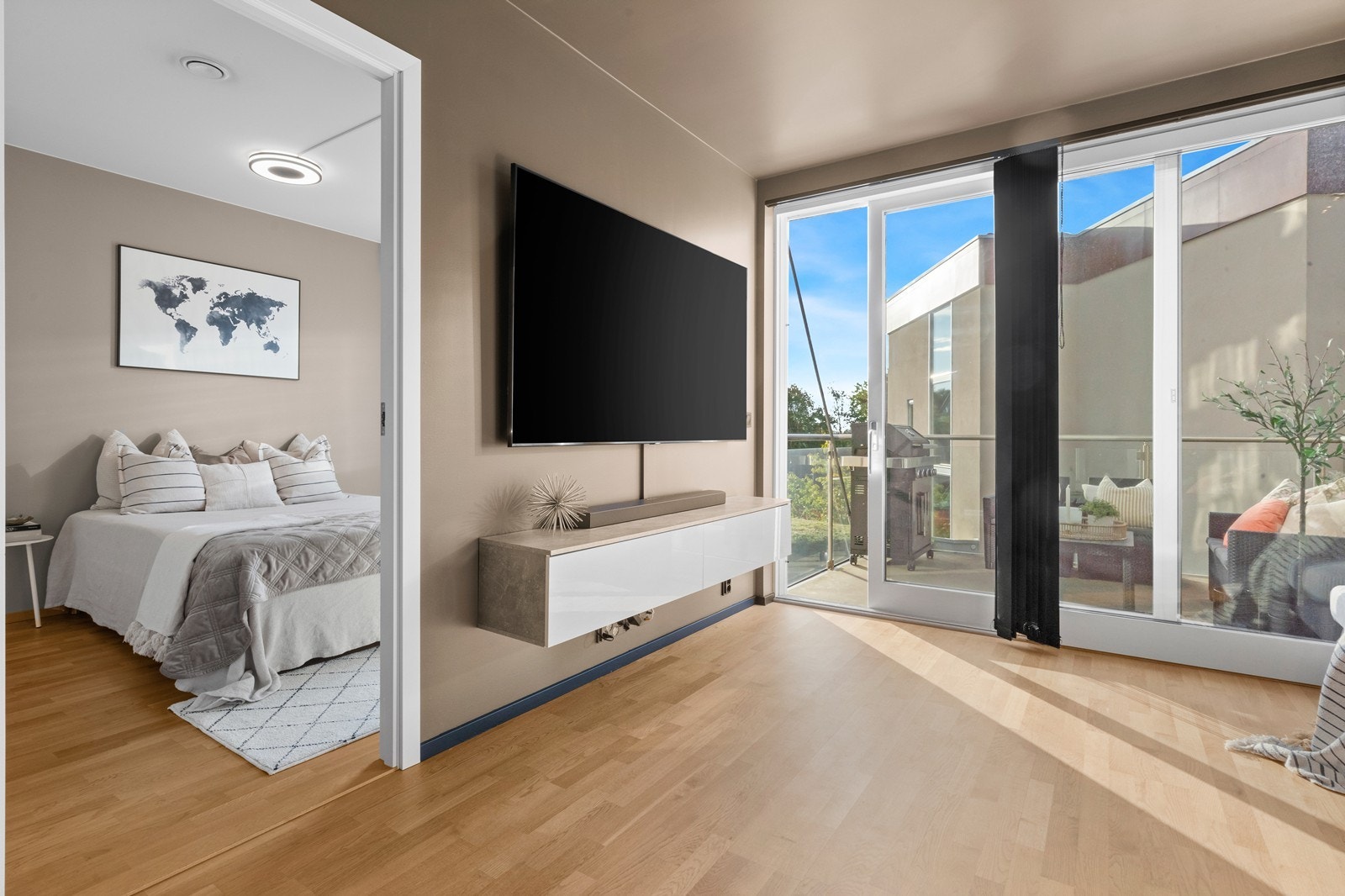 Lekkert gjennomgående parkettgulv. Galleribilde