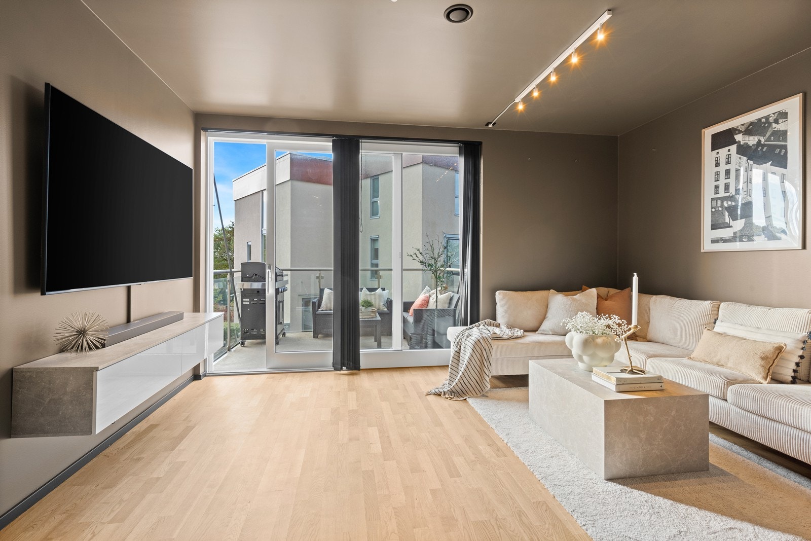 Lys og innbydende stue med store vindusflater og utgang til balkong. Galleribilde