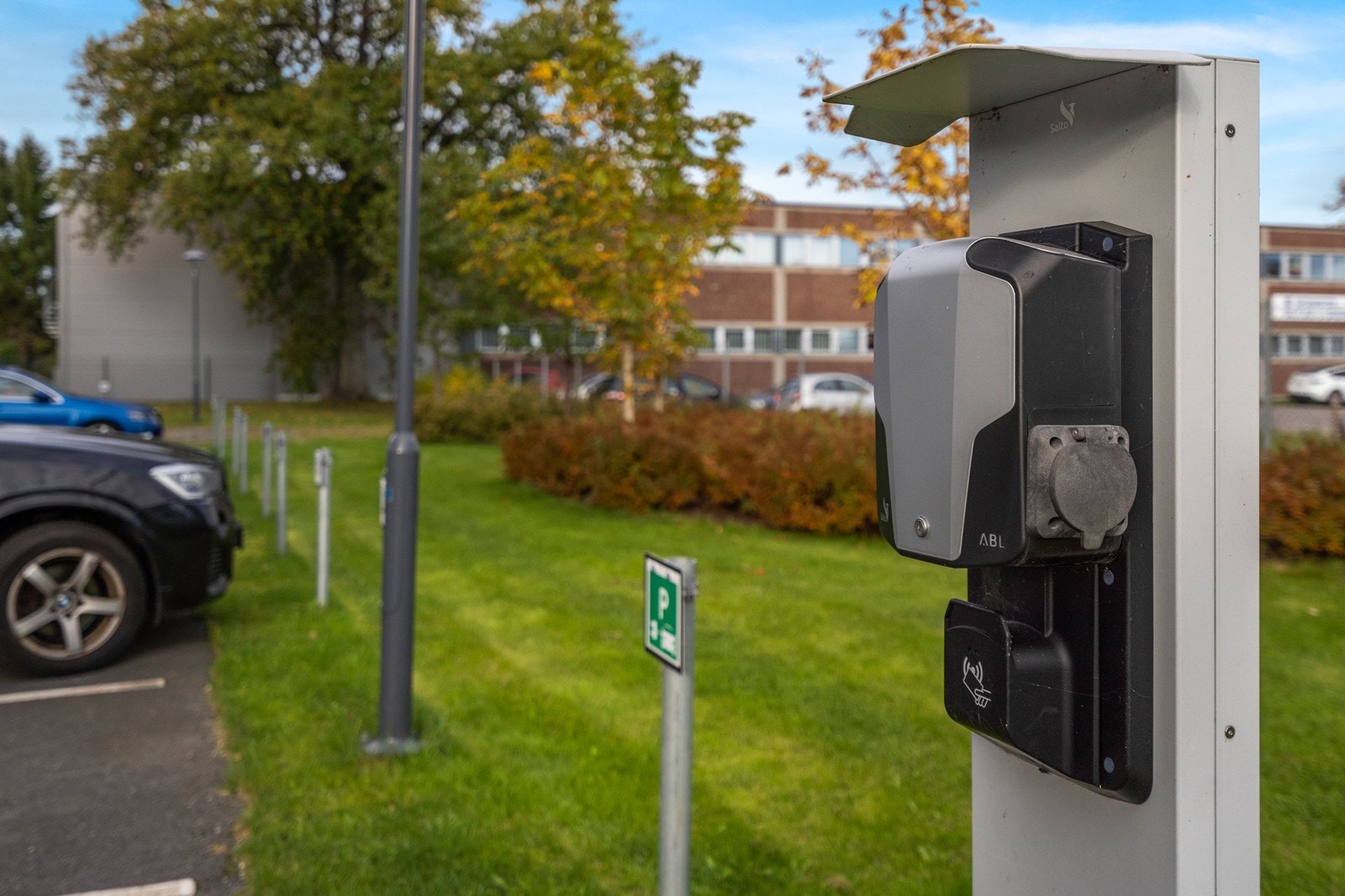 Mulighet for lading av elbil på parkeringsplassen. Galleribilde