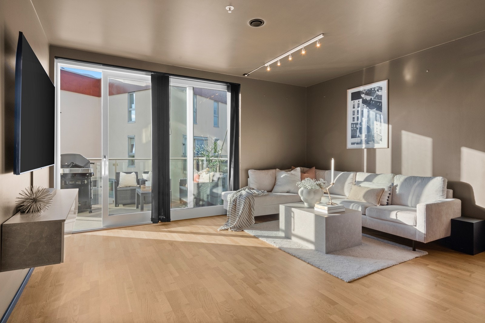 Her er det rikelig med plass til både sofagruppe, TV-løsning og øvrig møblering. Galleribilde