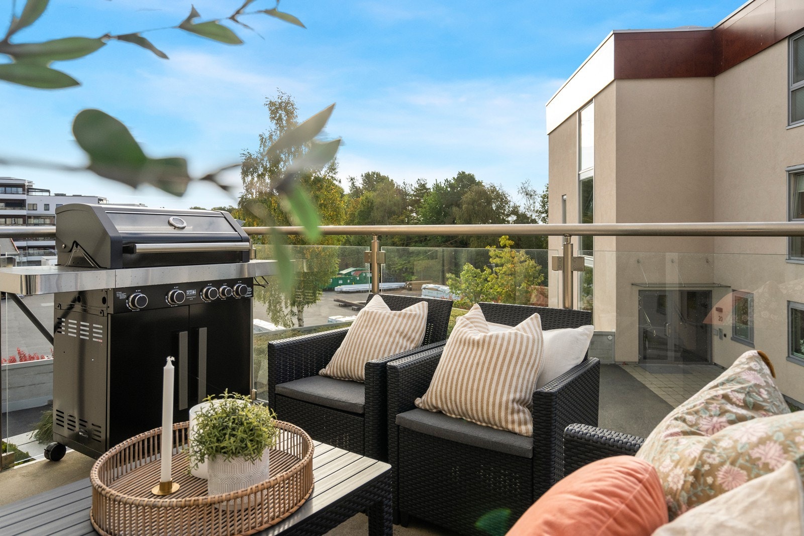 Hyggelig balkong med plass til sittegruppe og grill. Galleribilde