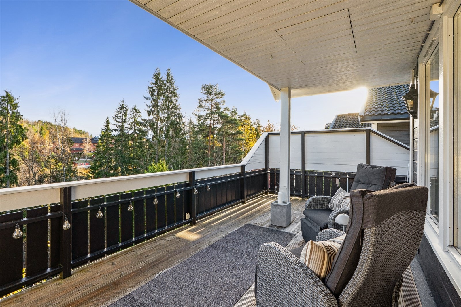 Uteplassen har god plass til to sittegrupper og grill Galleribilde