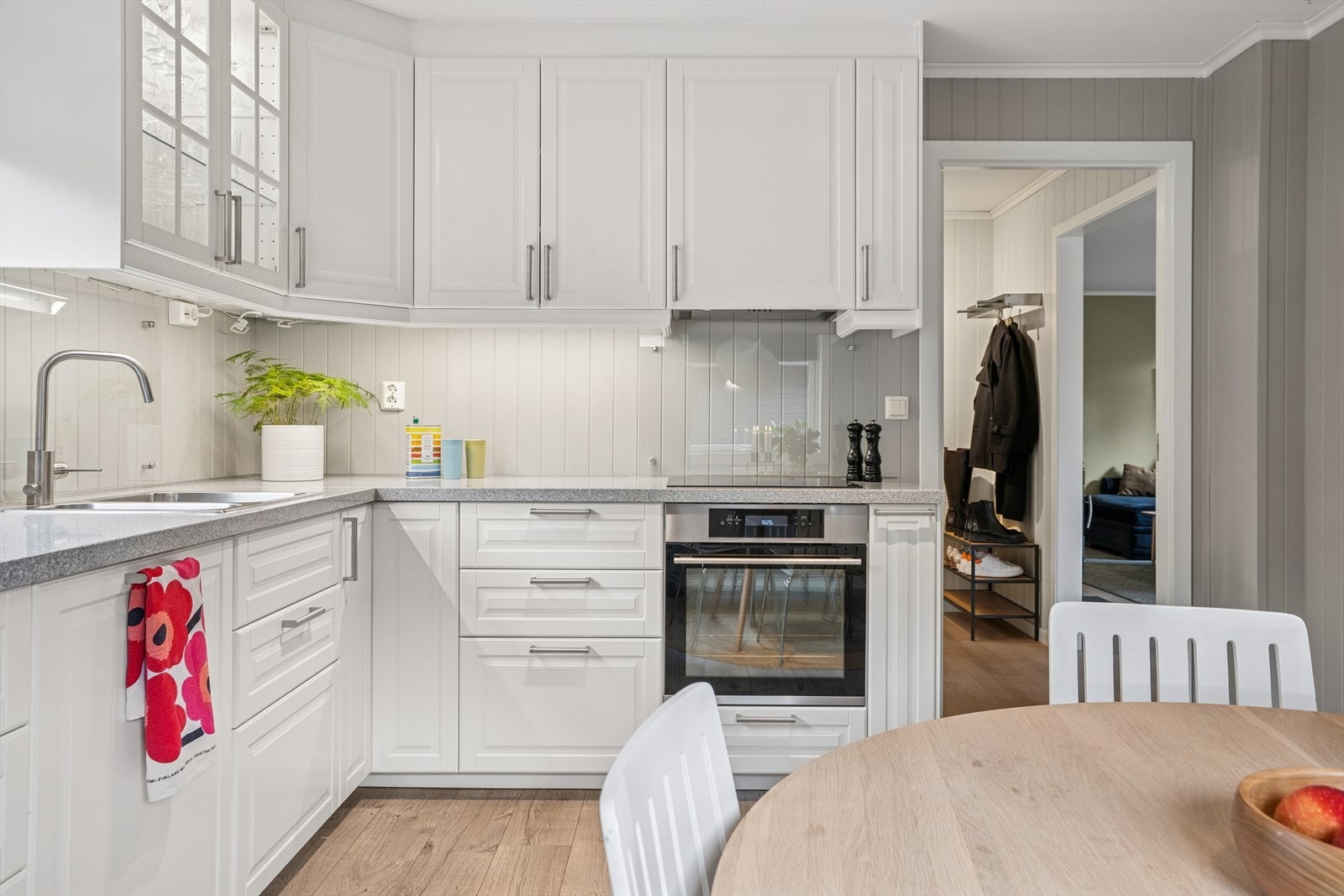 Det er integrerte hvitevarer som stekeovn, koketopp, oppvaskmaskin, mikrobølgeovn og kjøleskap med fryser Galleribilde