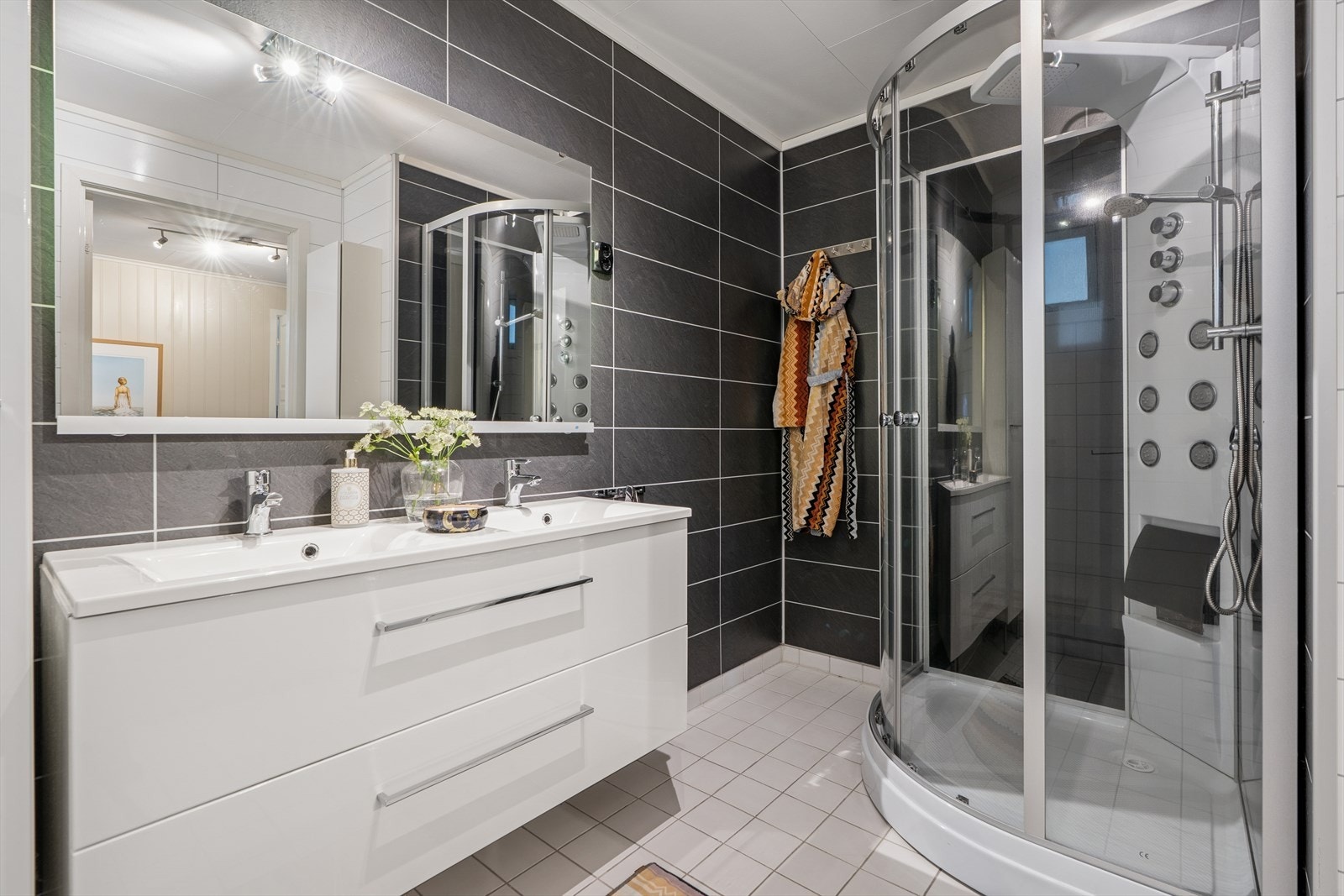 Det er dobbel servant i baderomsinnredningen Galleribilde