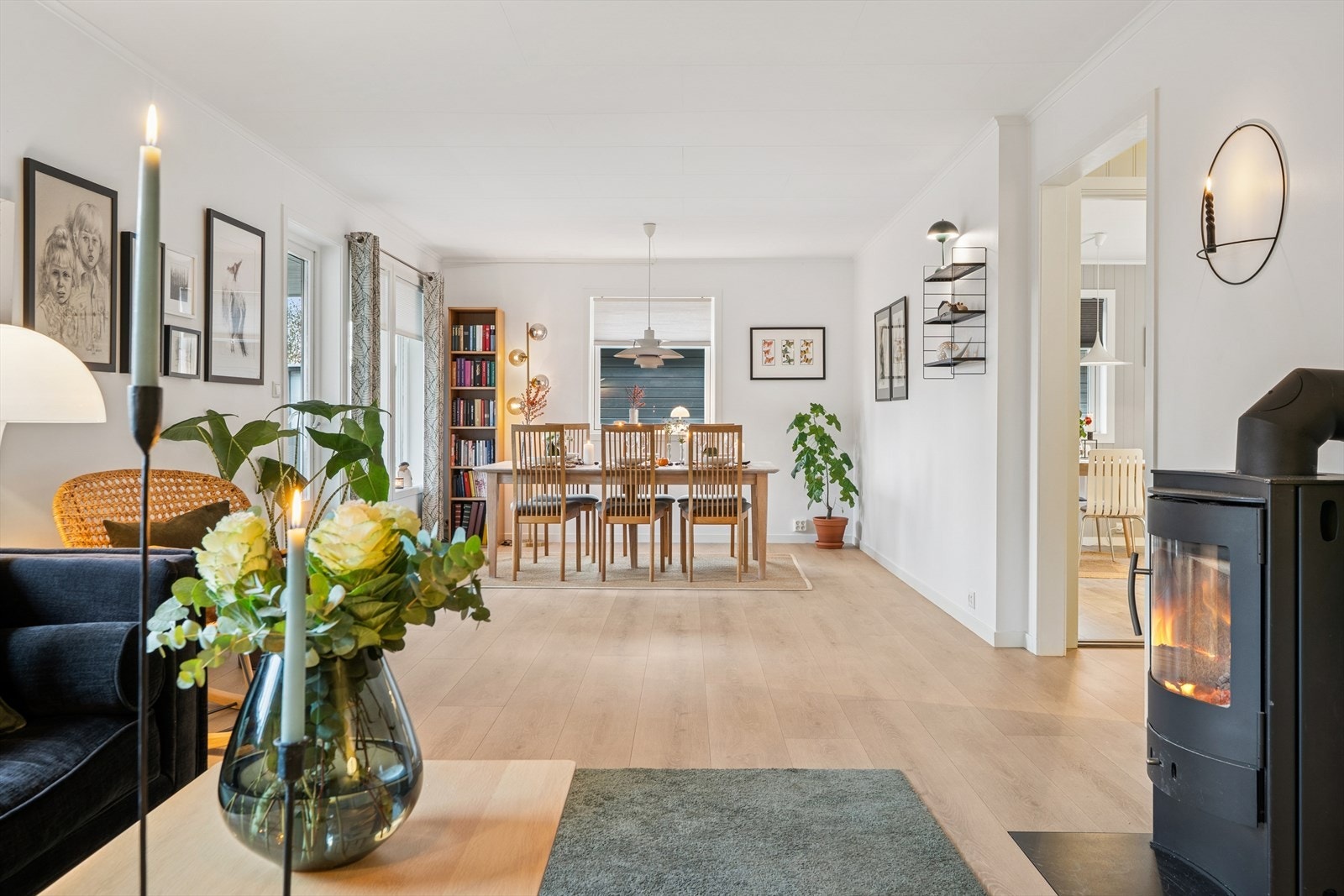 Det er montert en moderne vedovn som varmer godt på kalde vinterdager Galleribilde