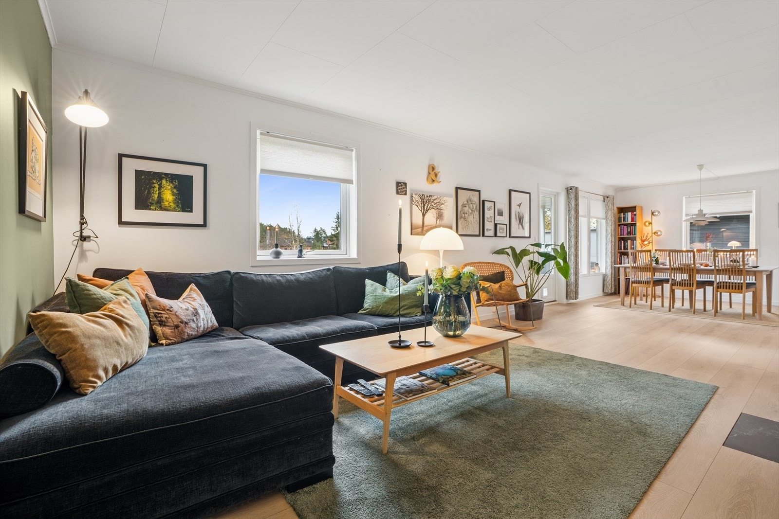 Det er god plass til sofagruppe, TV og oppbevaringsmøbler Galleribilde