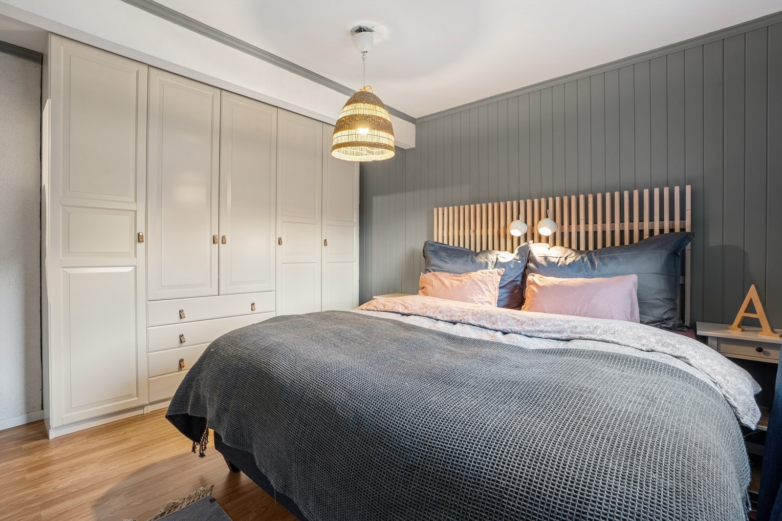 Det er god plass til store garderobeskap som sørger for god oppbevaring Galleribilde