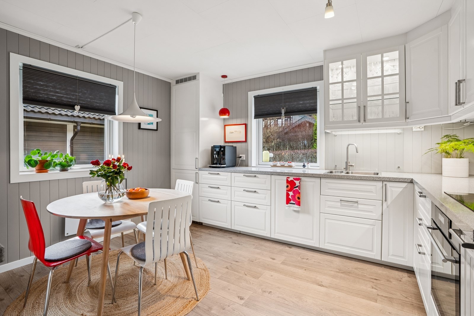 Lyst og pent kjøkken med god plass til spisegruppe Galleribilde