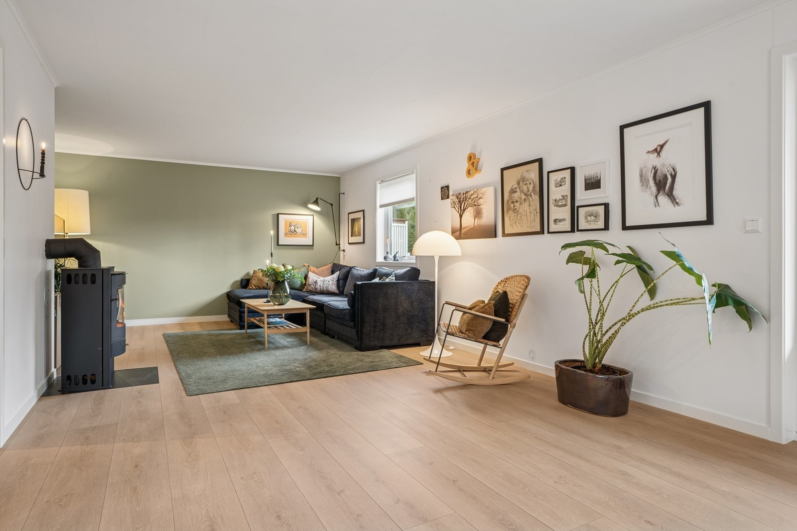 Stuen er stor med 2 naturlige avdelinger Galleribilde