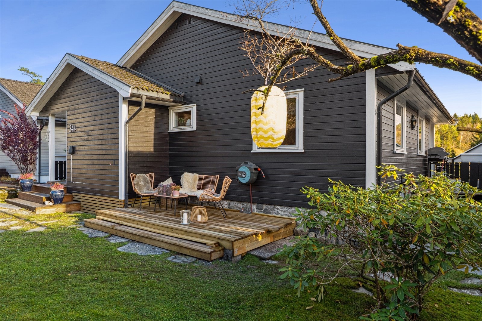 På fremsiden av huset er det bygget en koselig platting på ca. 9 kvm som er vendt mot nordvest Galleribilde