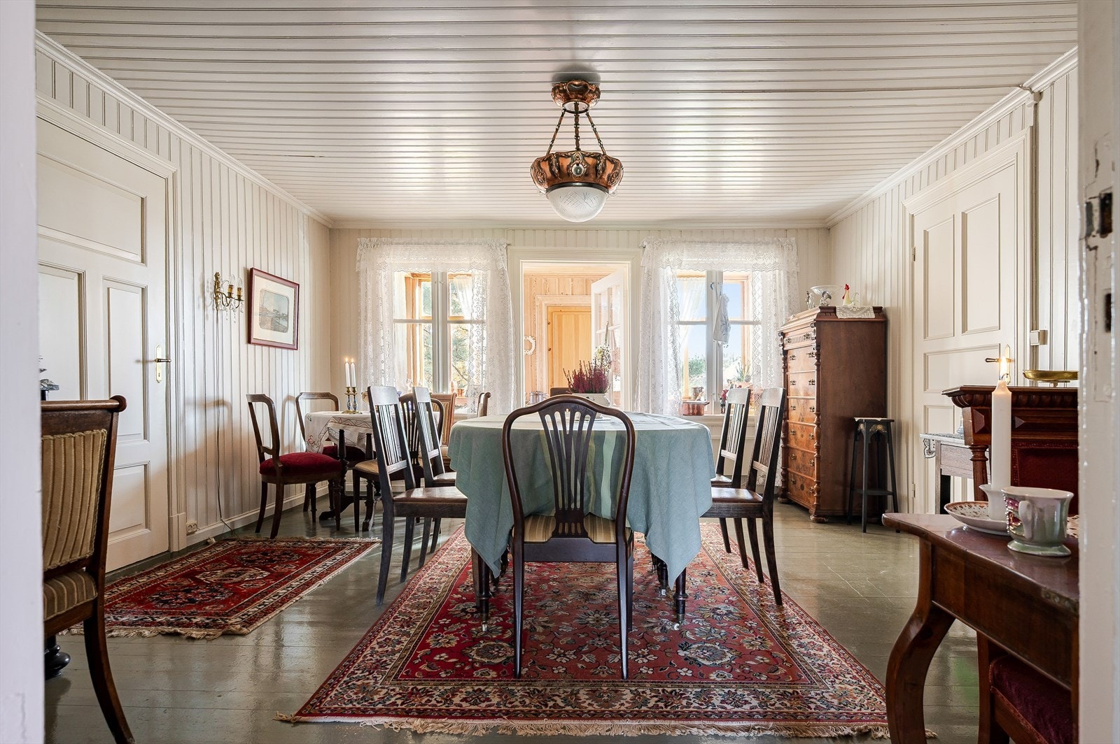 Fra hallen kommer du videre inn til en flott spisestue. Galleribilde