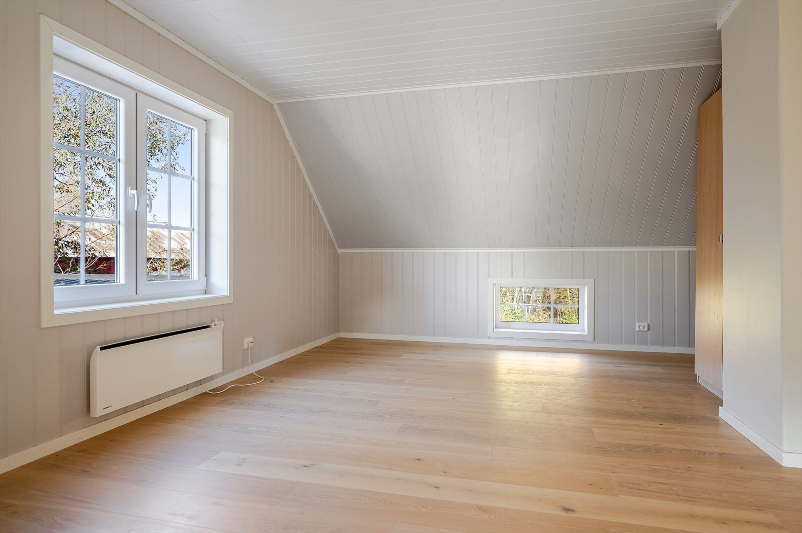 Alle soverommene har samme gode standard med enstavs parkett på gulv og malte panelplater på veggene. Galleribilde