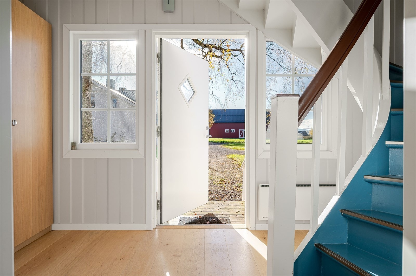 Du ønskes velkommen inn i en lys entré/trapperom. Ytterdøren og alle vinduene var nye i 2018. Galleribilde