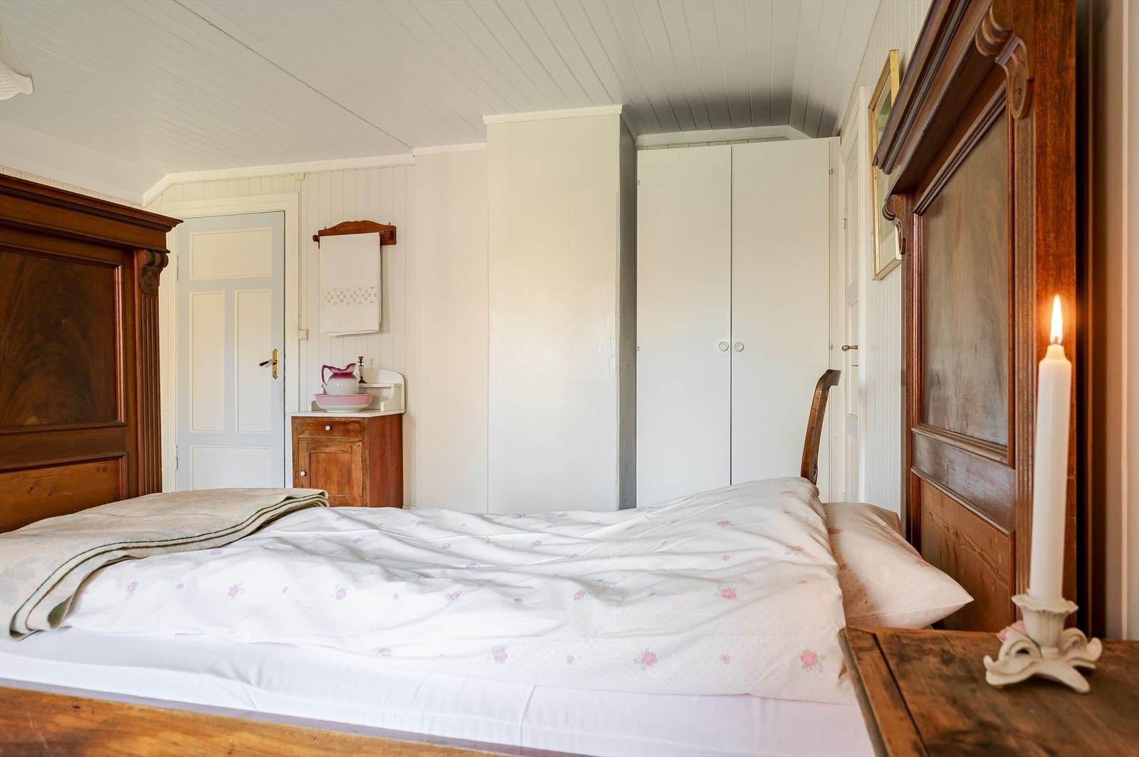 På soverommet er det en flott innredning med vaskefat og oppbevaringsplass i medfølgende garderobeskap. Galleribilde