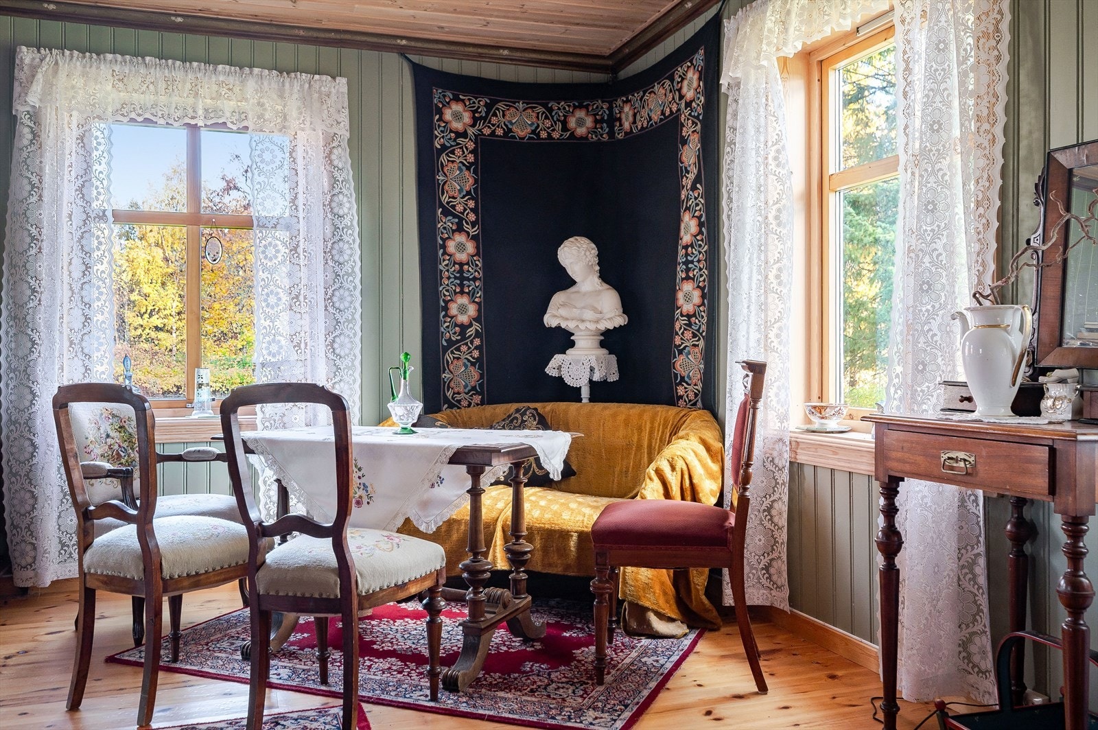 Alle vinduene har fine brede vinduskarmer for planter og dekor. Galleribilde