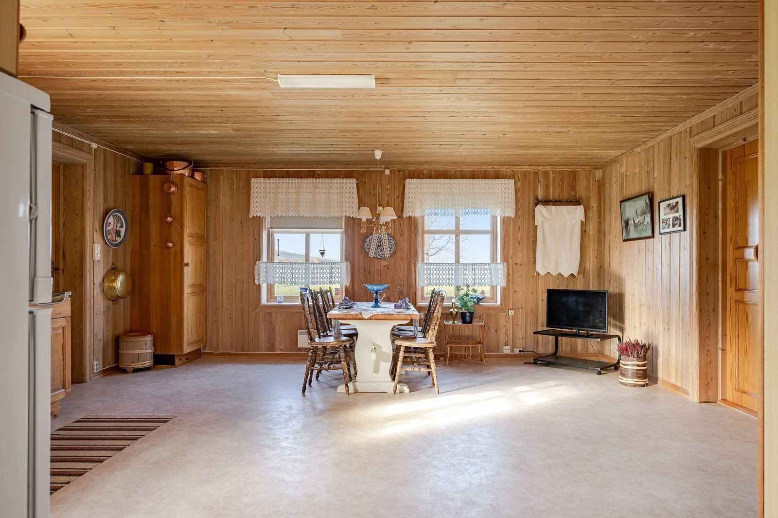 Videre kommer du inn til kjøkkenet ligger som et naturlig midtpunkt mellom hallen og bi-inngangen. Galleribilde