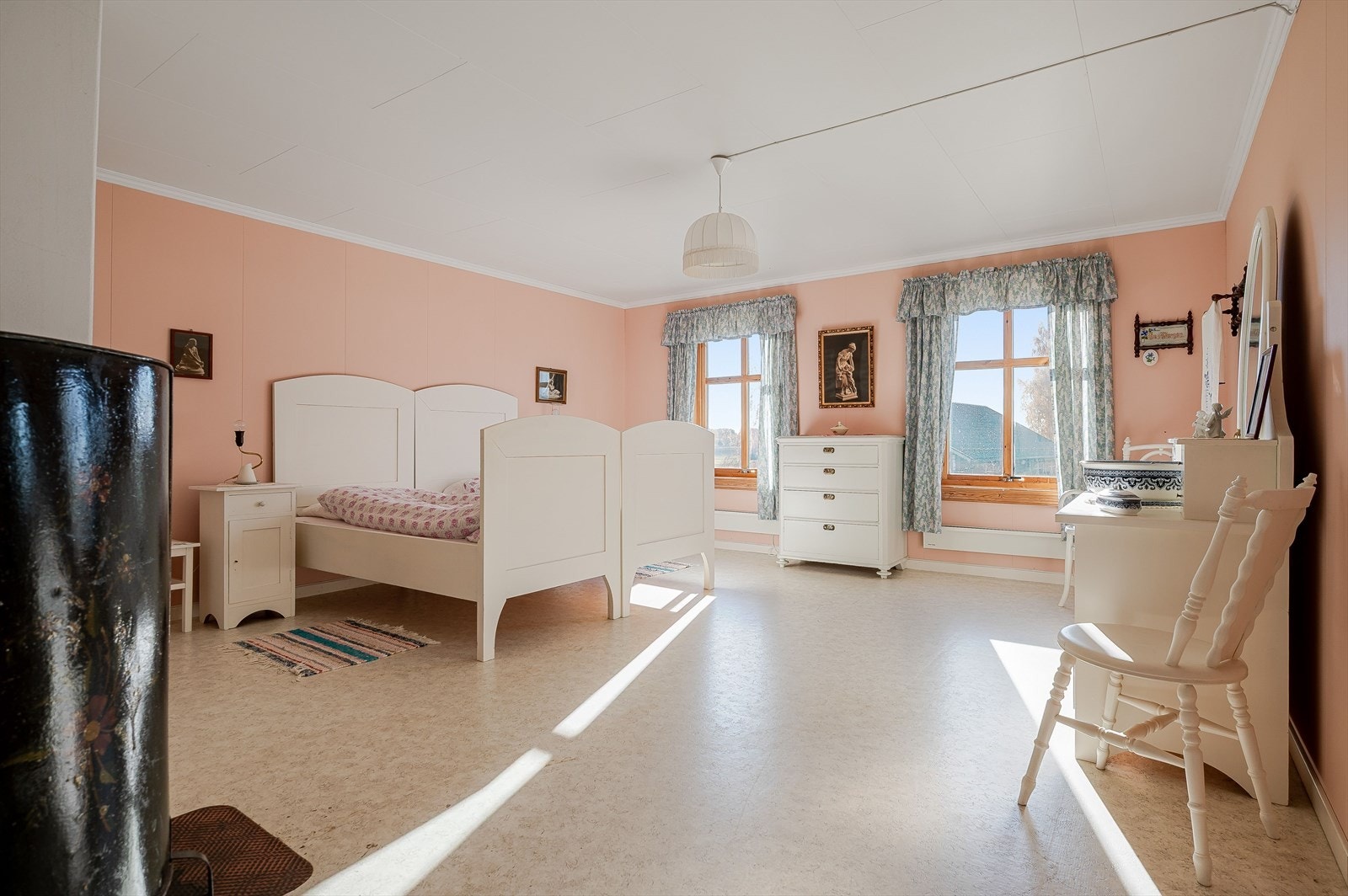 Soverom 2 ligger i 2. etasje og er et lyst rom av generøs størrelse. Galleribilde