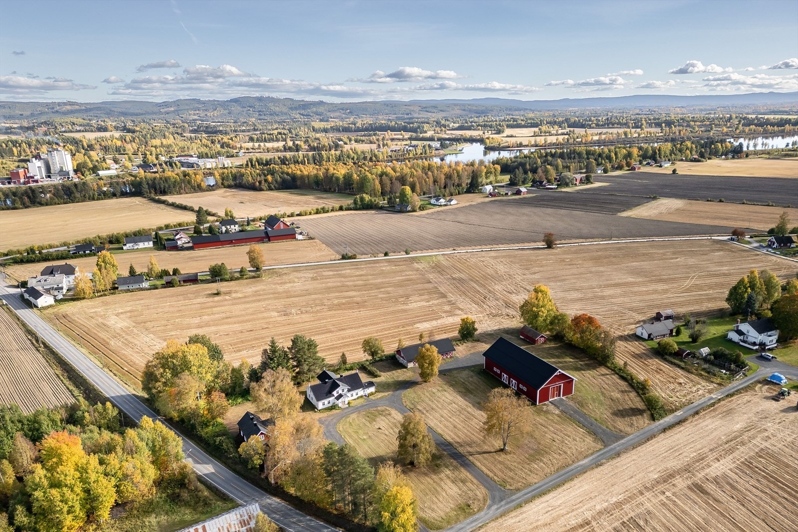 Landbruket består av ca. 376,2 daa fulldyrka jord, ca. 1 789,4 daa produktiv skog, ca. 50,1 daa annet markslag og ca. 19,7 daa bebygd areal. Galleribilde