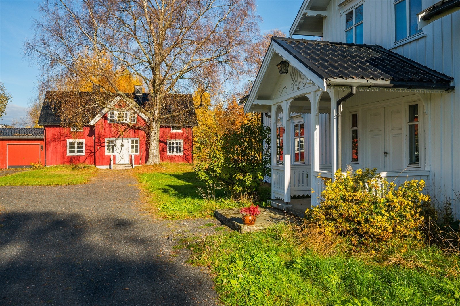 Hovedhuset og kårboligen ligger i naturlig tilknytning til hverandre. Galleribilde