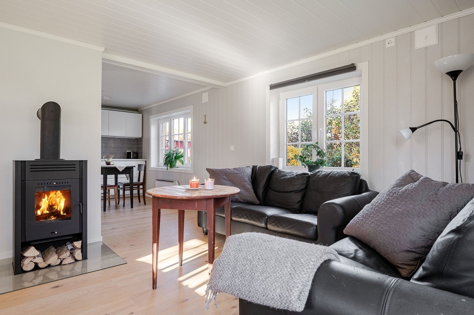 Som et fint midtpunkt i stuen er det en moderne vedovn som både gir god varme og bidrar til ekstra hygge. Galleribilde