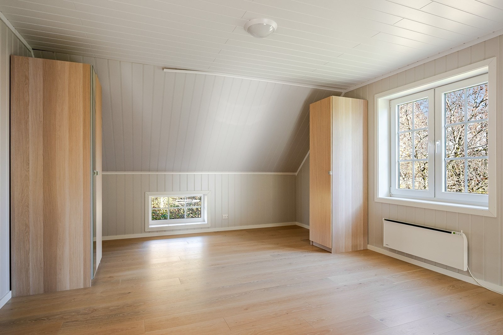 Soverom i 2. etasje med god oppbevaringsplass i flere garderobeskap som medfølger i handelen. Galleribilde