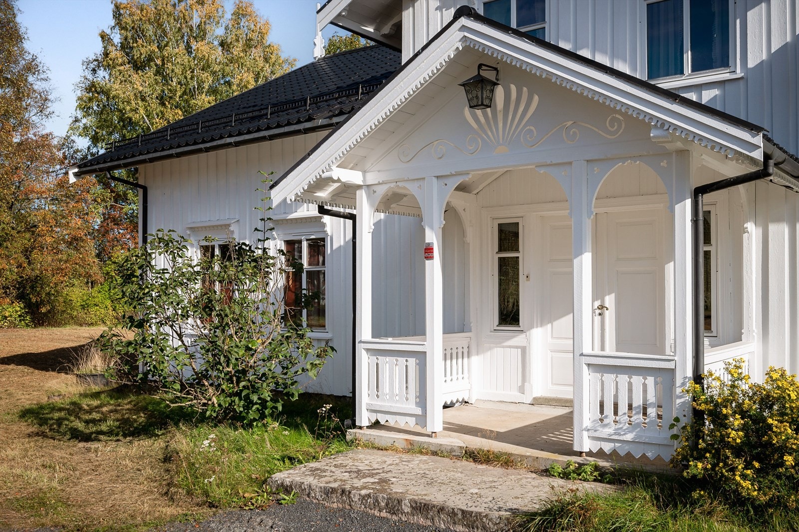 Du ønskes velkommen inn via et nydelig overbygget inngangsparti. Galleribilde