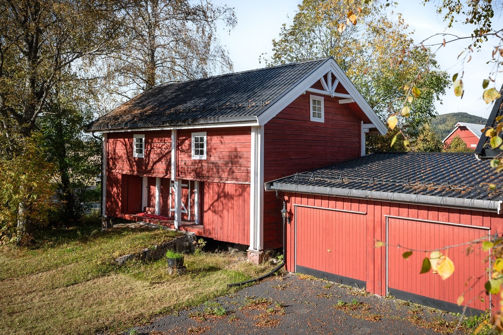 Inntilbygget dobbeltgarasje. Galleribilde