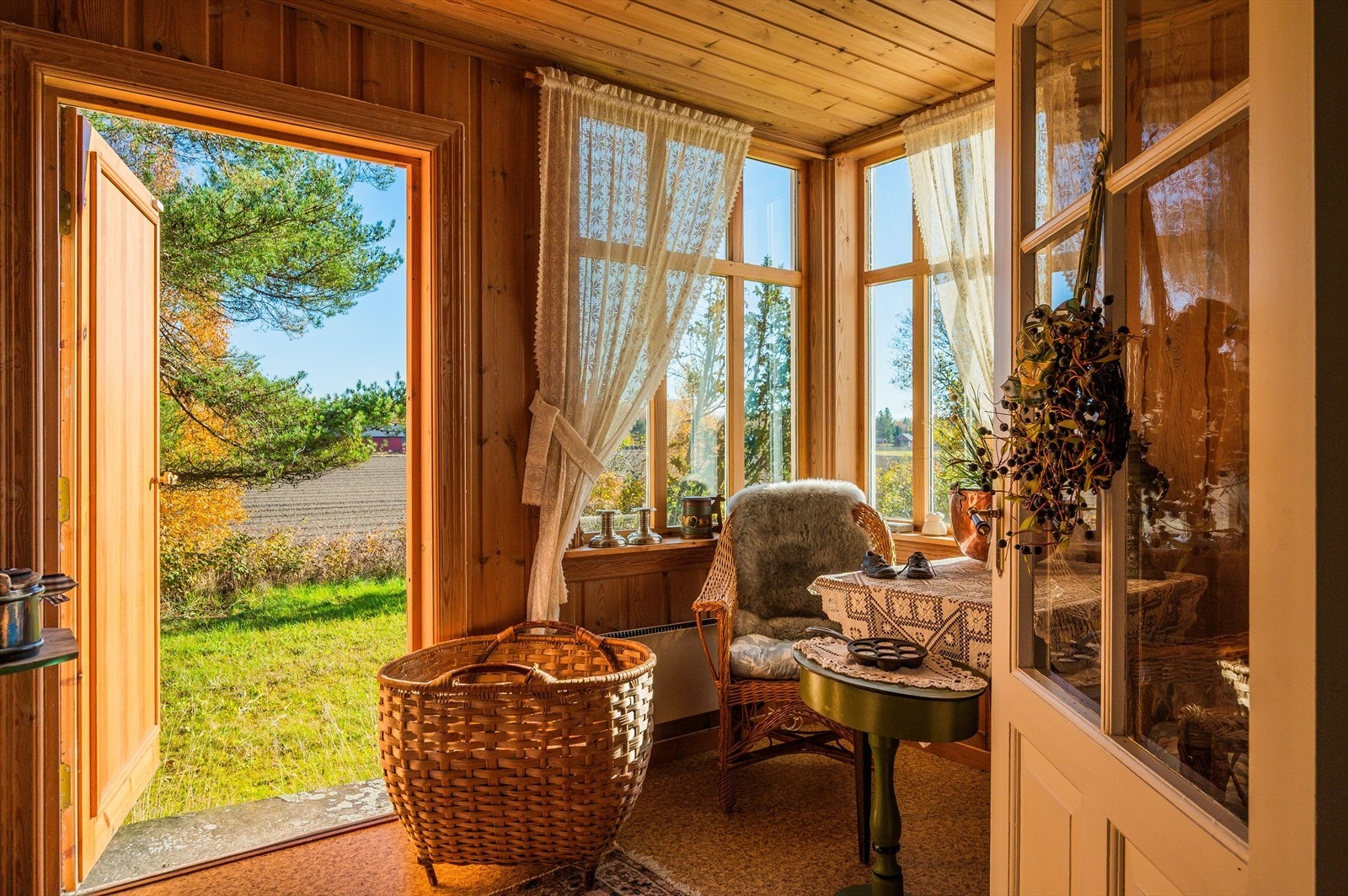 Fra den innglassede verandaen kommer du videre ut til hagen. Galleribilde