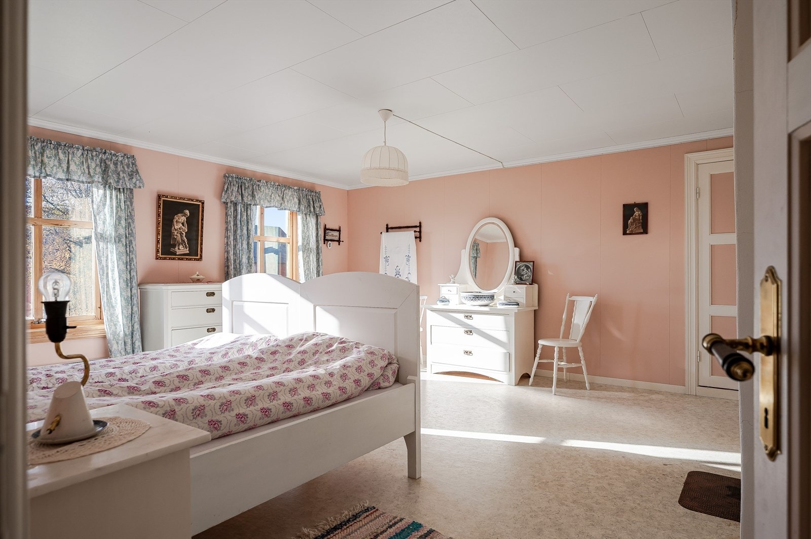 Her er det god plass til stor dobbeltseng med tilhørende nattbord, samt kontorpult, kommoder og annet ønskelig møblement. Galleribilde