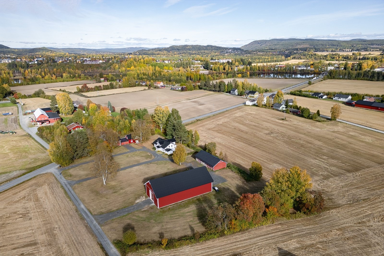 Flott gårdstun som er bebygd med bla. en sjarmerende enebolig fra ca. 1899, en kårbolig fra ca. 1880 med inntilbygget dobbeltgarasje og en stor driftsbygning fra 2014. Galleribilde