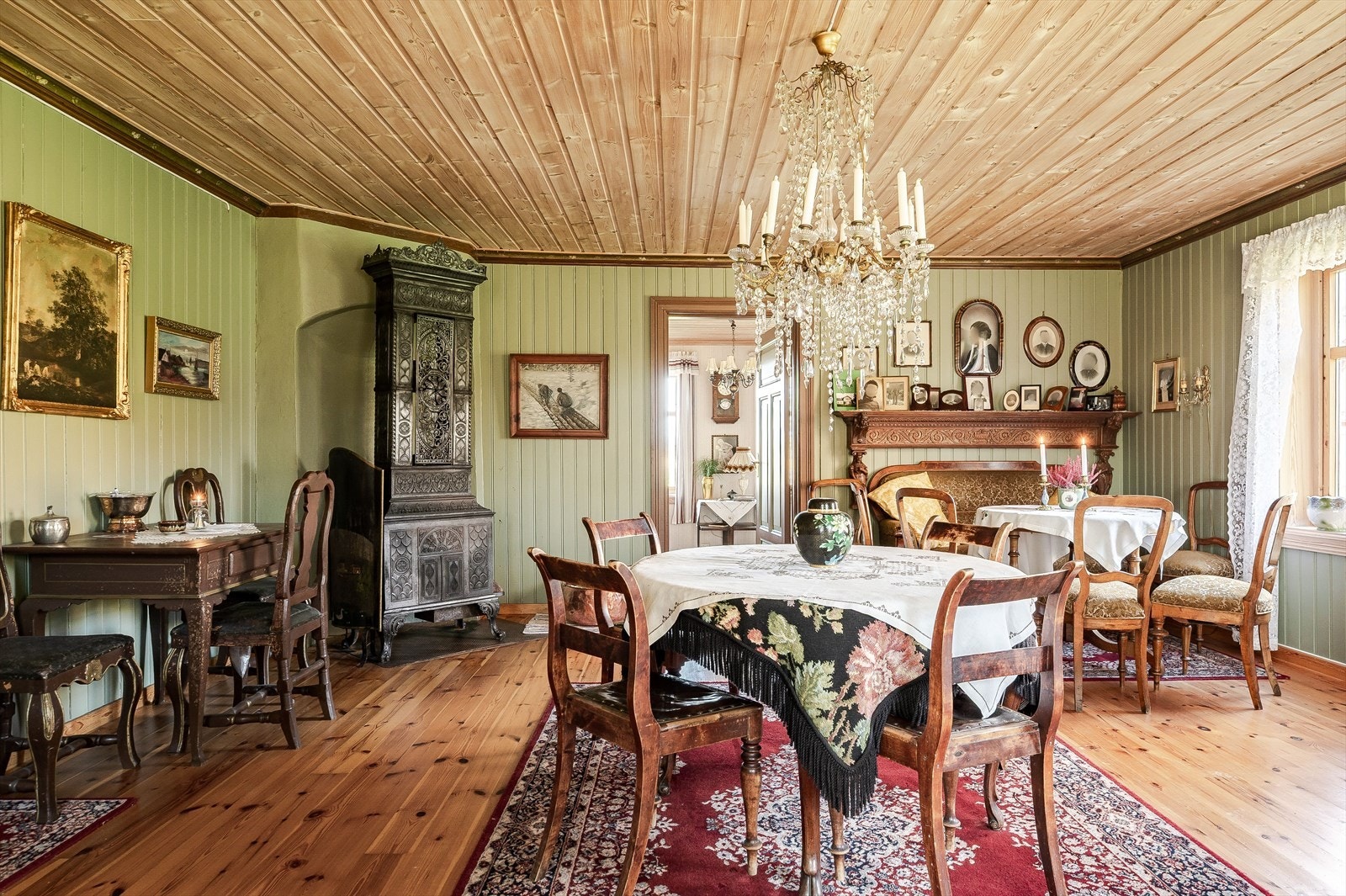 Stor finstue med flott klassisk vedovn. Denne finstuen er nesten like stor som kjøkken/spisekrok. Galleribilde