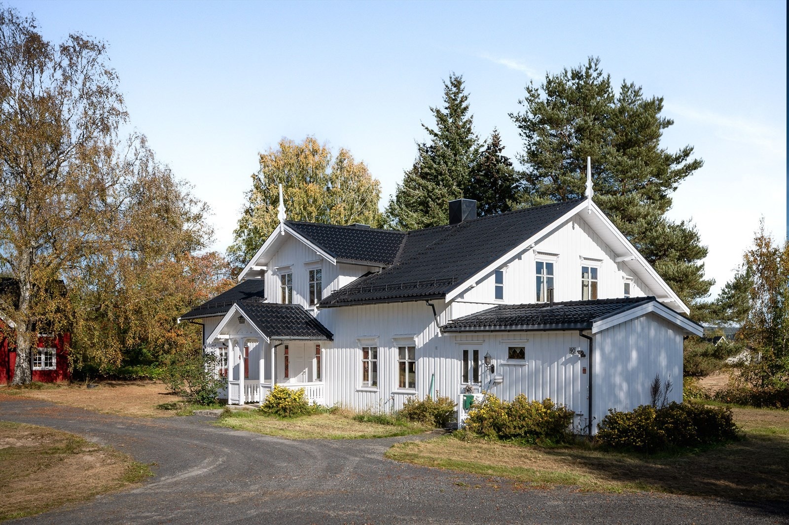 Boligen ble tilbyget med bi-entré, bad/vaskerom og toalettrom i 1986. Galleribilde