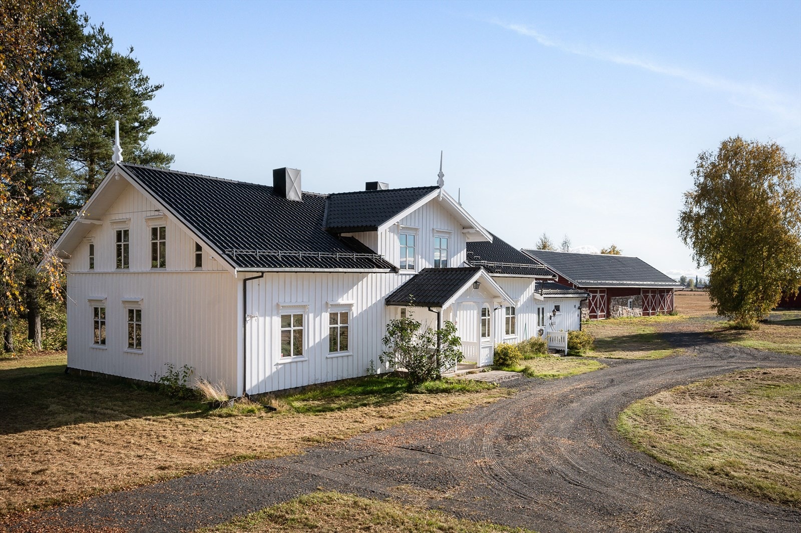 Huset har yttervegger av tømmerkonstruksjon og fasade/kledning med hvitmalt stående bordkledning. Taktekkingen er av stål/aluminiumsplater. Galleribilde